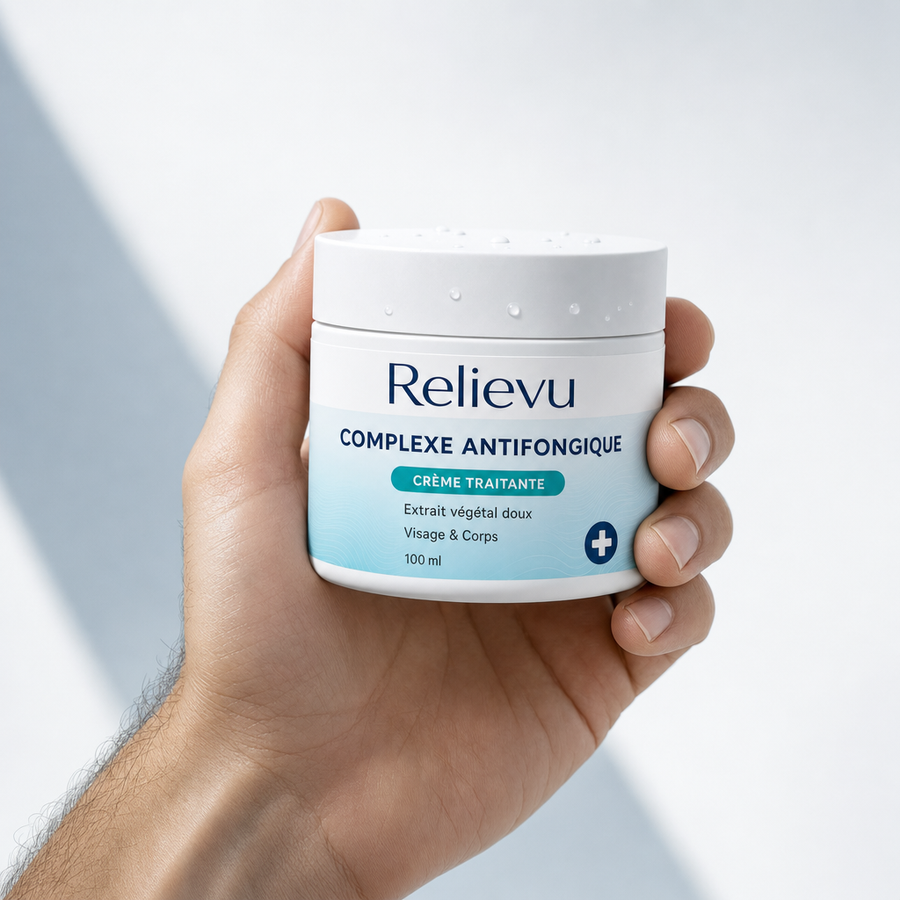 Main tenant le pot de crème antifongique Relievu 100 ml