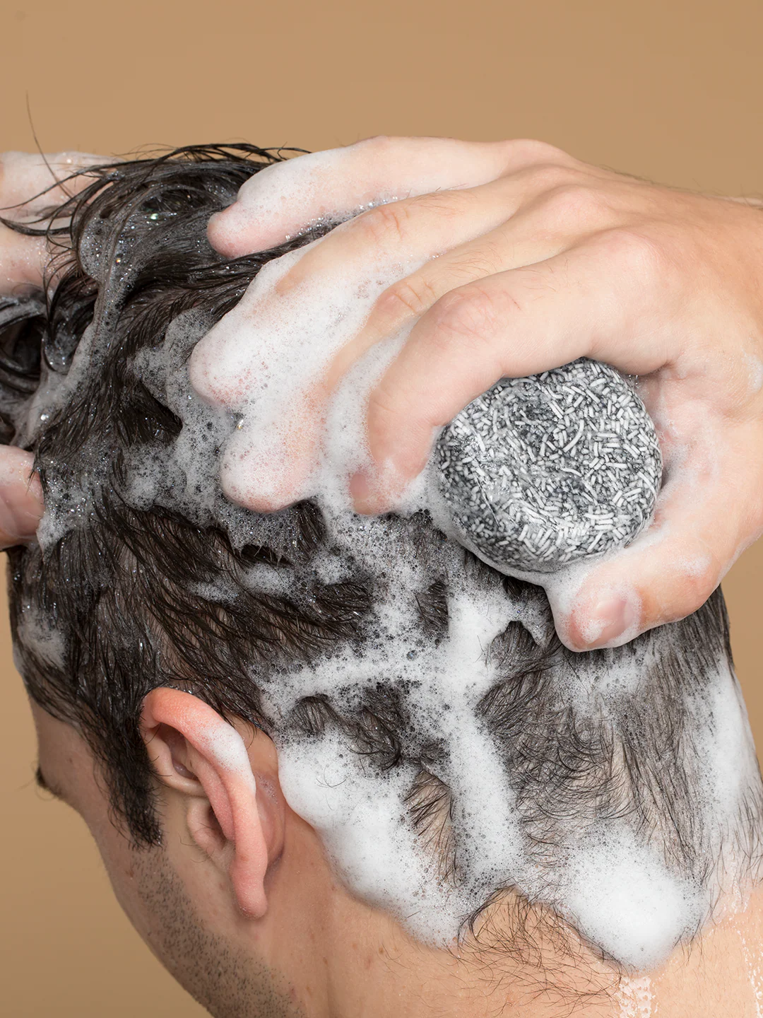 Application du shampoing solide sur cheveux mouillés
