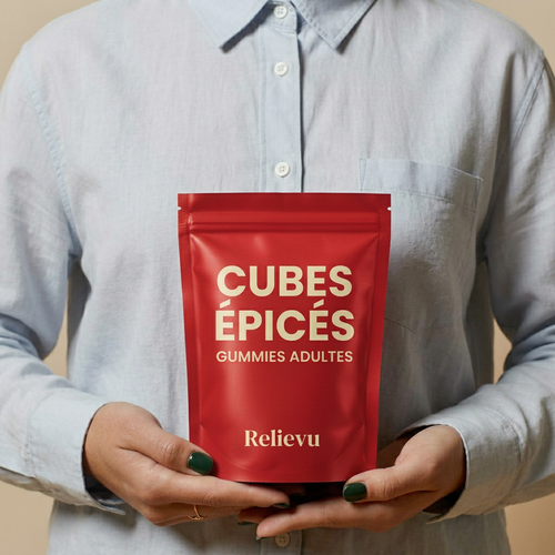 Sachet Cubes Epices Relievu tenu en main