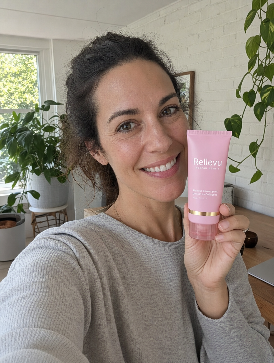 Cliente souriante avec le masque
