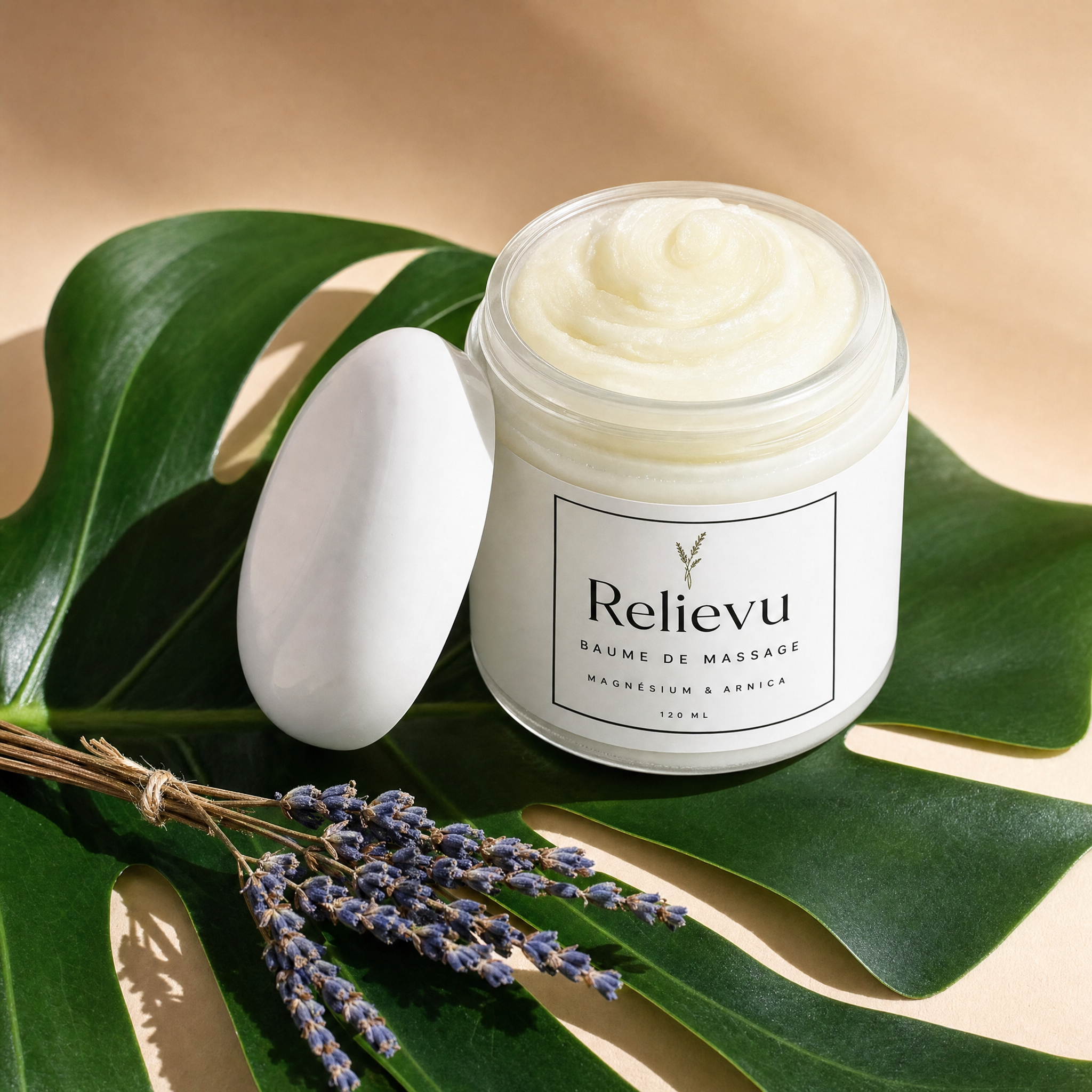 Pot de baume de massage Relievu ouvert, posé sur une feuille de monstera avec un bouquet de lavande séchée