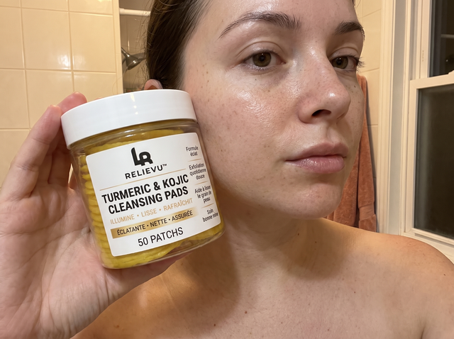 Une femme assise à sa coiffeuse à côté du flacon de patchs nettoyants