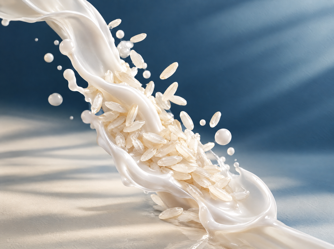 Spray cheveux au romarin et à l’eau de riz — Protéine de riz fermentée, composition abstraite.