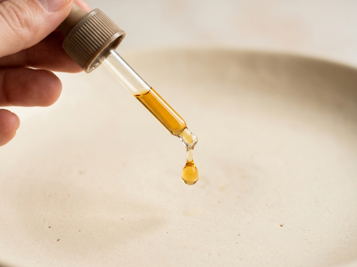 Goutte de teinture liquide au bout d'une pipette