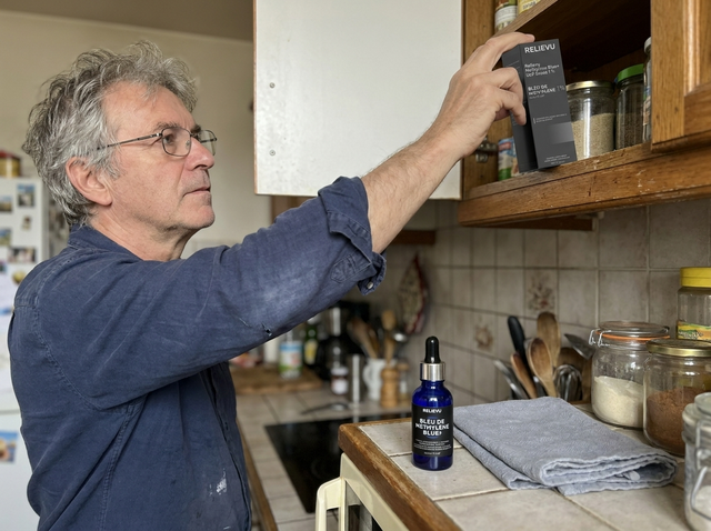 Client rangeant l’étui sur une étagère haute, le flacon fermé sur le plan de travail