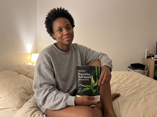Cliente assise sur son lit, le sachet à la main