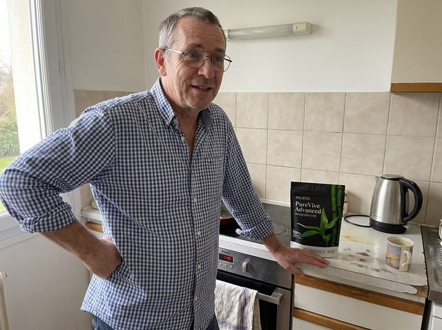 Client dans sa cuisine, le sachet posé sur le plan de travail